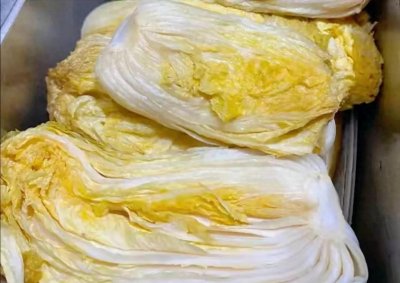 ​腌酸菜，只放盐是外行，牢记3个窍门，酸爽可口，放1年不烂不生花