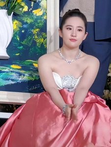 ​5位貌美却身材魁梧的“大体格子”女星，就吃亏在“肩膀”上！