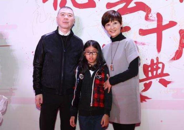 冯小刚和徐帆有孩子吗 带两女儿聚餐温馨有爱