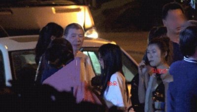​冯小刚和徐帆有孩子吗 带两女儿聚餐温馨有爱