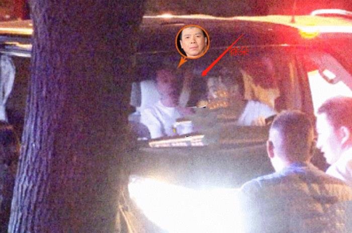 冯小刚和徐帆有孩子吗 带两女儿聚餐温馨有爱