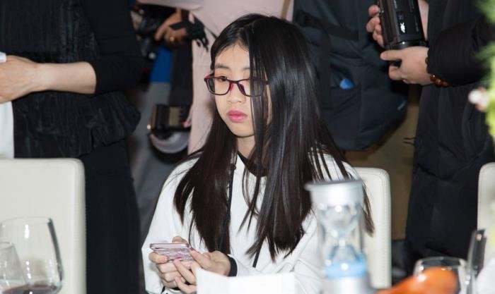 冯小刚和徐帆有孩子吗 带两女儿聚餐温馨有爱