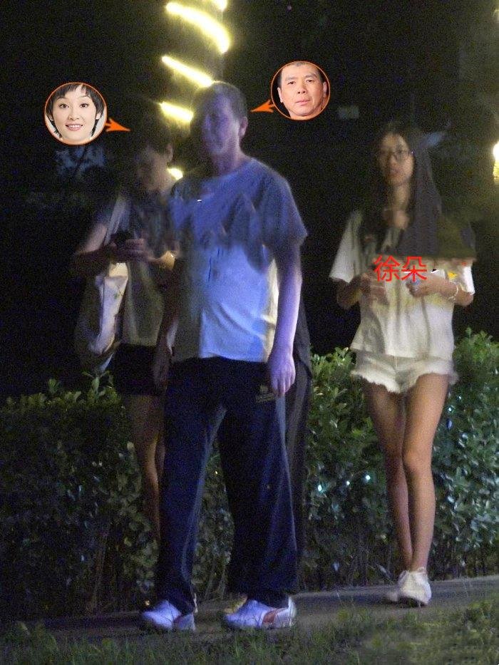 冯小刚和徐帆有孩子吗 带两女儿聚餐温馨有爱