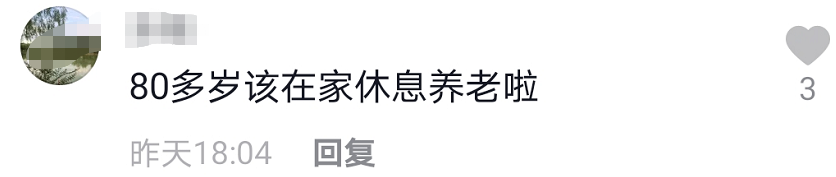 2岁李双江曝近况，6人簇拥随行阵仗大，一件红外套反复穿3年