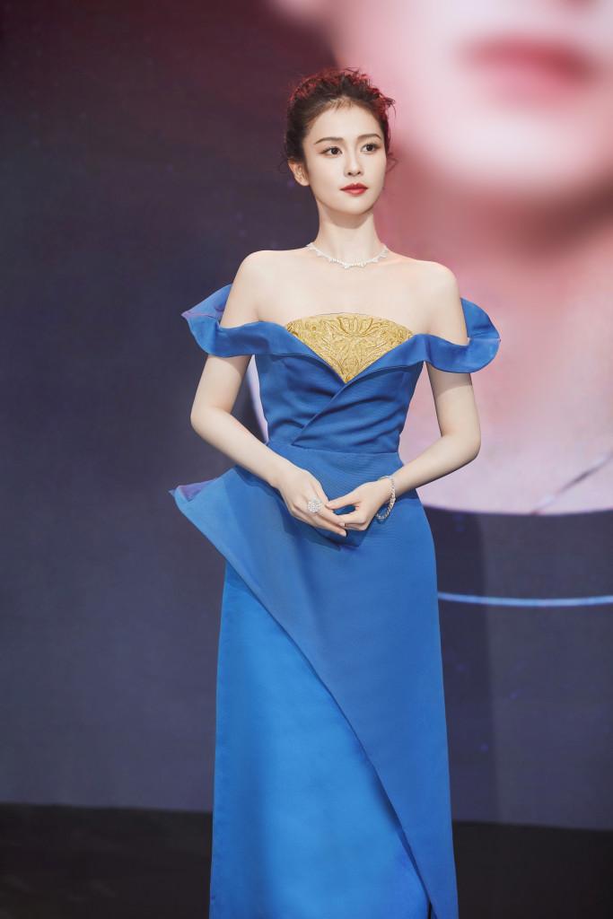白鹿获GQ年度人物盛典青年演员奖 长裙秀香肩似在逃公主