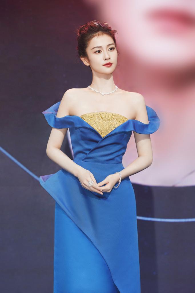 白鹿获GQ年度人物盛典青年演员奖 长裙秀香肩似在逃公主