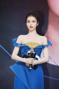 ​白鹿获GQ年度人物盛典青年演员奖 长裙秀香肩似在逃公主