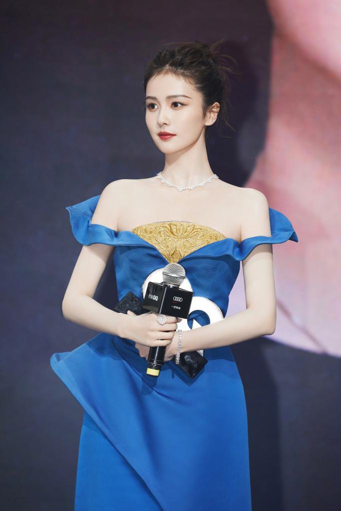 白鹿获GQ年度人物盛典青年演员奖 长裙秀香肩似在逃公主