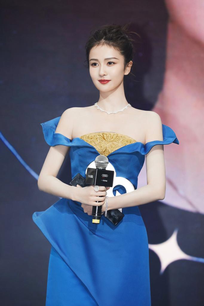 白鹿获GQ年度人物盛典青年演员奖 长裙秀香肩似在逃公主