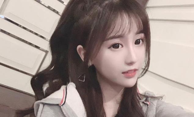 杨清柠更新美照，手上的东西引起众人热议，网友：有情况？