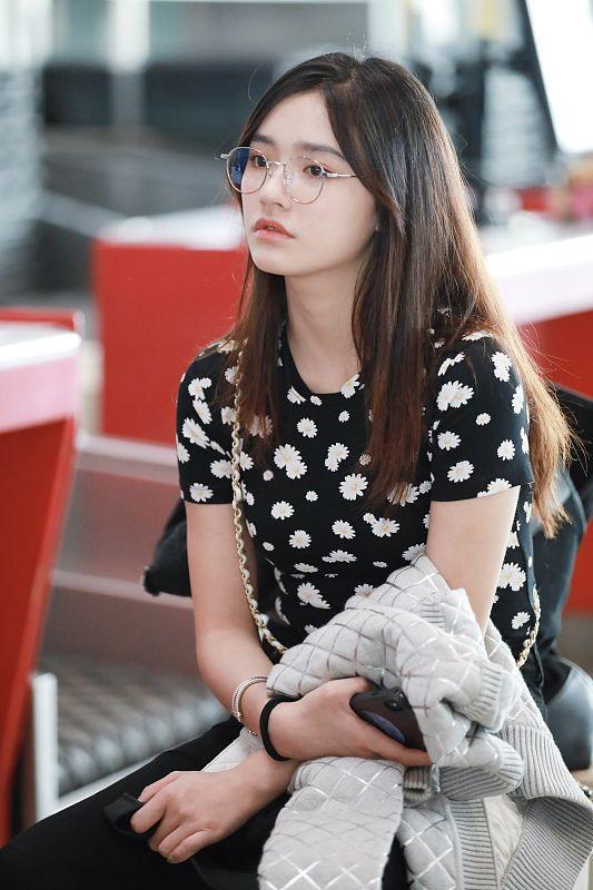 林允戴圆框眼镜变文艺少女 素颜出镜甜美清新 对镜回眸瞬间呆萌