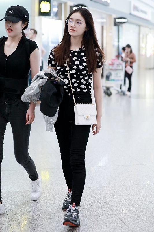 林允戴圆框眼镜变文艺少女 素颜出镜甜美清新 对镜回眸瞬间呆萌