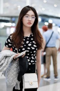 ​林允戴圆框眼镜变文艺少女 素颜出镜甜美清新 对镜回眸瞬间呆萌