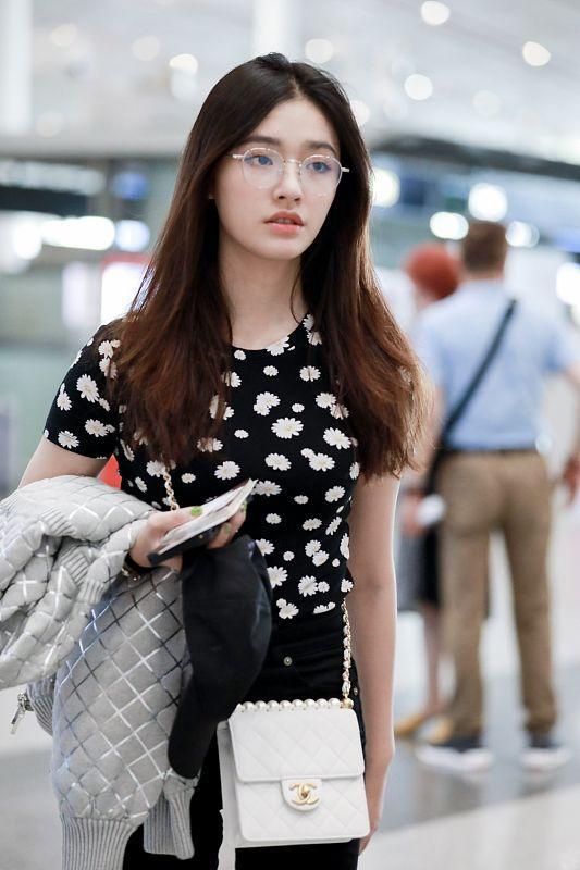 林允戴圆框眼镜变文艺少女 素颜出镜甜美清新 对镜回眸瞬间呆萌