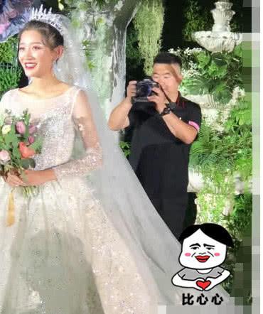 小伊伊婚礼被3线网红抢戏，接到手捧花就求婚，炒作也要注意场合