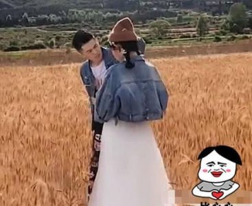 ​小伊伊婚礼被3线网红抢戏，接到手捧花就求婚，炒作也要注意场合