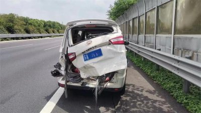 ​高速上撞车，乘客没系安全带飞出车外
