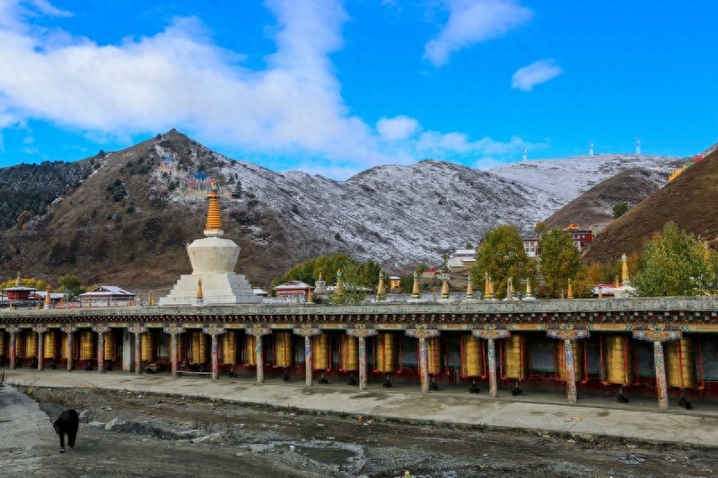 塔公寺，一千多年历史，有“小大昭寺”之称，藏民朝拜的圣地之一