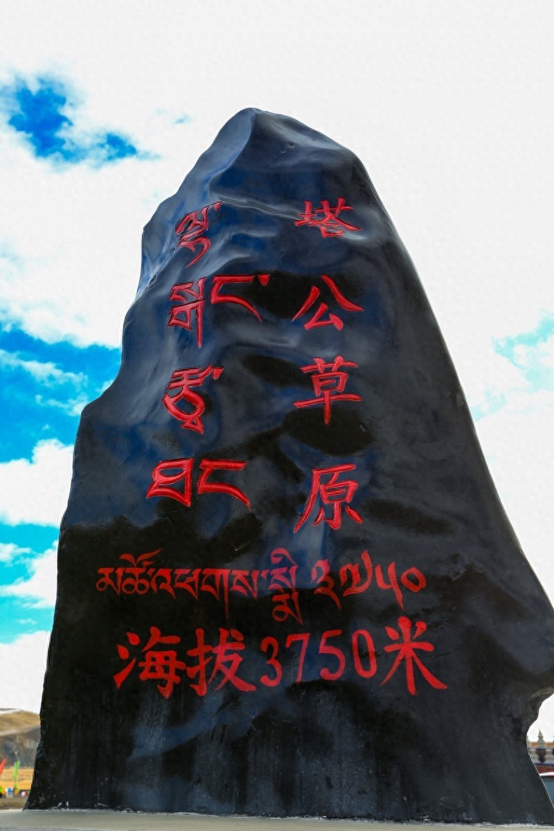 塔公寺，一千多年历史，有“小大昭寺”之称，藏民朝拜的圣地之一