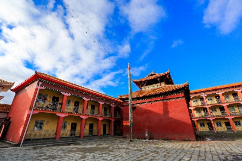 塔公寺，一千多年历史，有“小大昭寺”之称，藏民朝拜的圣地之一