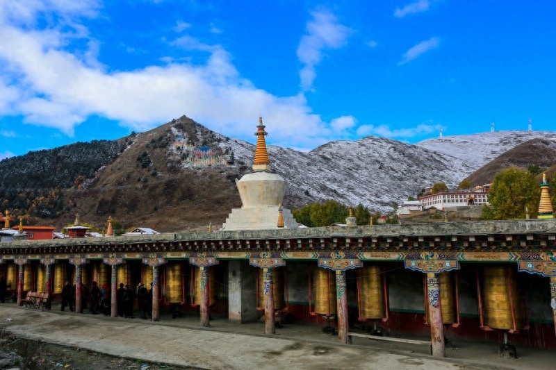 塔公寺，一千多年历史，有“小大昭寺”之称，藏民朝拜的圣地之一