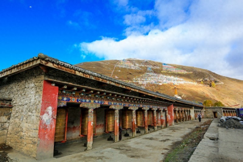 塔公寺，一千多年历史，有“小大昭寺”之称，藏民朝拜的圣地之一