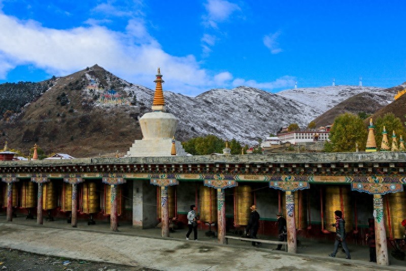 塔公寺，一千多年历史，有“小大昭寺”之称，藏民朝拜的圣地之一