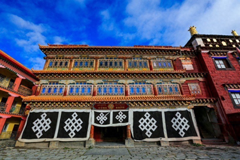 塔公寺，一千多年历史，有“小大昭寺”之称，藏民朝拜的圣地之一