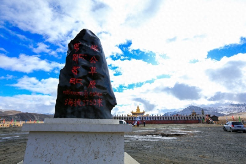 塔公寺，一千多年历史，有“小大昭寺”之称，藏民朝拜的圣地之一