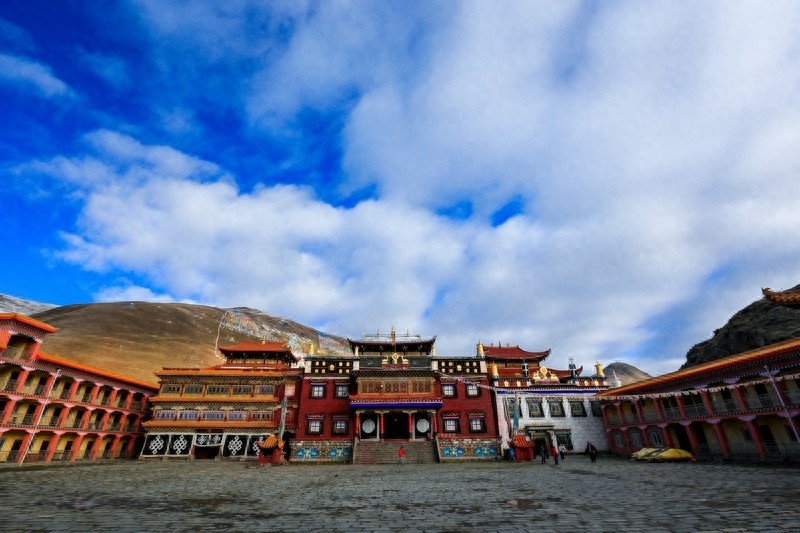 塔公寺，一千多年历史，有“小大昭寺”之称，藏民朝拜的圣地之一