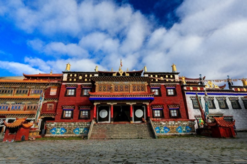 塔公寺，一千多年历史，有“小大昭寺”之称，藏民朝拜的圣地之一