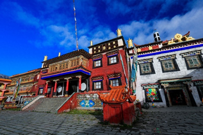 塔公寺，一千多年历史，有“小大昭寺”之称，藏民朝拜的圣地之一