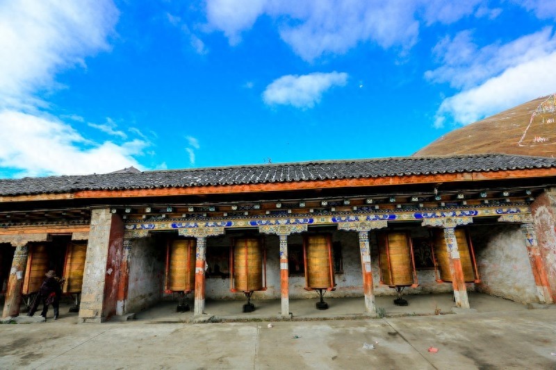 塔公寺，一千多年历史，有“小大昭寺”之称，藏民朝拜的圣地之一