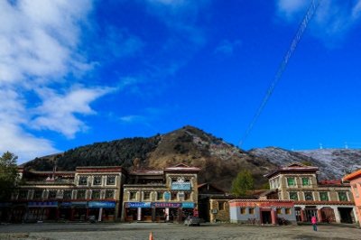 ​塔公寺，一千多年历史，有“小大昭寺”之称，藏民朝拜的圣地之一