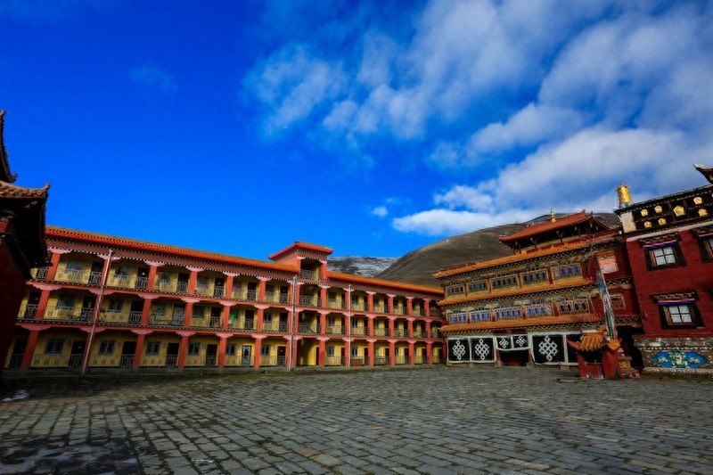 塔公寺，一千多年历史，有“小大昭寺”之称，藏民朝拜的圣地之一