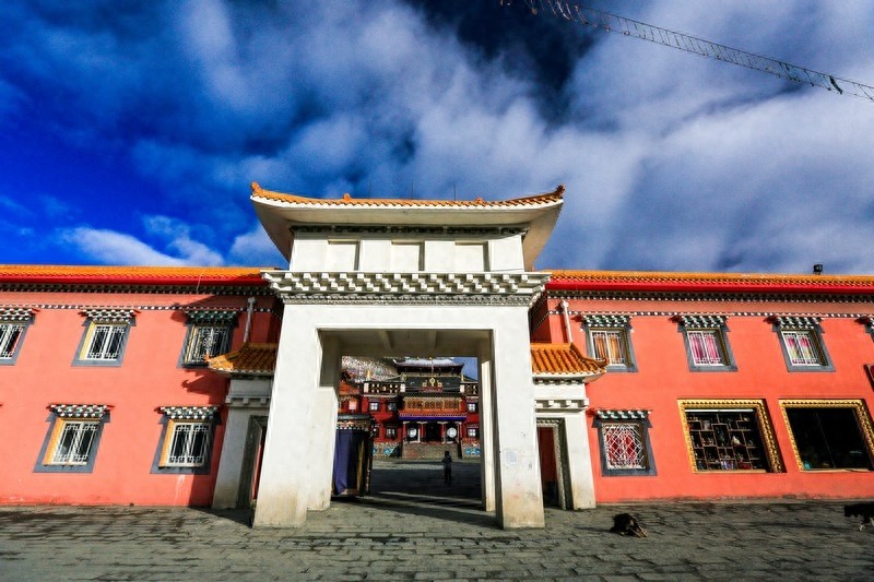 塔公寺，一千多年历史，有“小大昭寺”之称，藏民朝拜的圣地之一