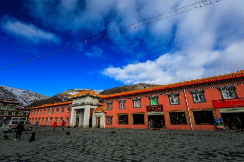 塔公寺，一千多年历史，有“小大昭寺”之称，藏民朝拜的圣地之一