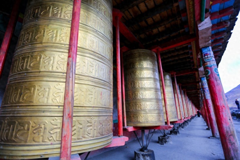 塔公寺，一千多年历史，有“小大昭寺”之称，藏民朝拜的圣地之一