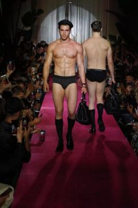 ​Dolce & Gabbana 竟然秘密的办了一场男模内衣秀！