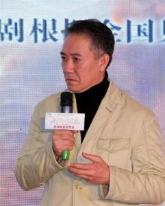 ​64岁李幼斌与妻子的朴素穿搭，展现人至中年的独特魅力