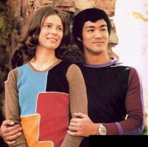 ​丈夫倒情人床上又丧子，被徒弟骗婚，李小龙老婆琳达如今怎样了？