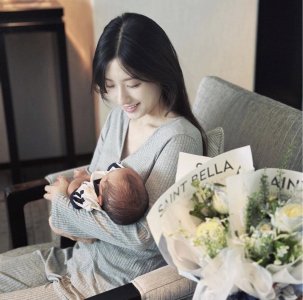 ​央视新生代女主持，才华与美貌并存，闪婚嫁圈外老公，一家子幸福