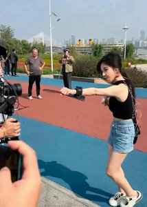 ​火爆女歌手身高曝光！实际只有一米五，难以想象！