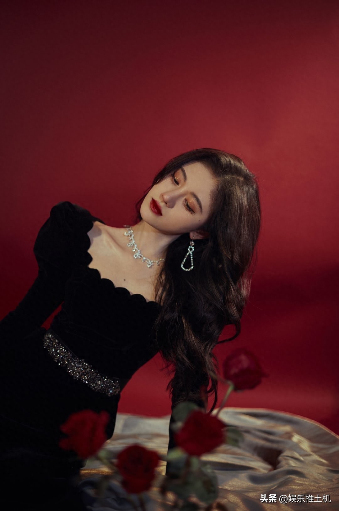 鞠婧祎一身黑色丝绒长裙美丽动人,不愧是中国第一美女!