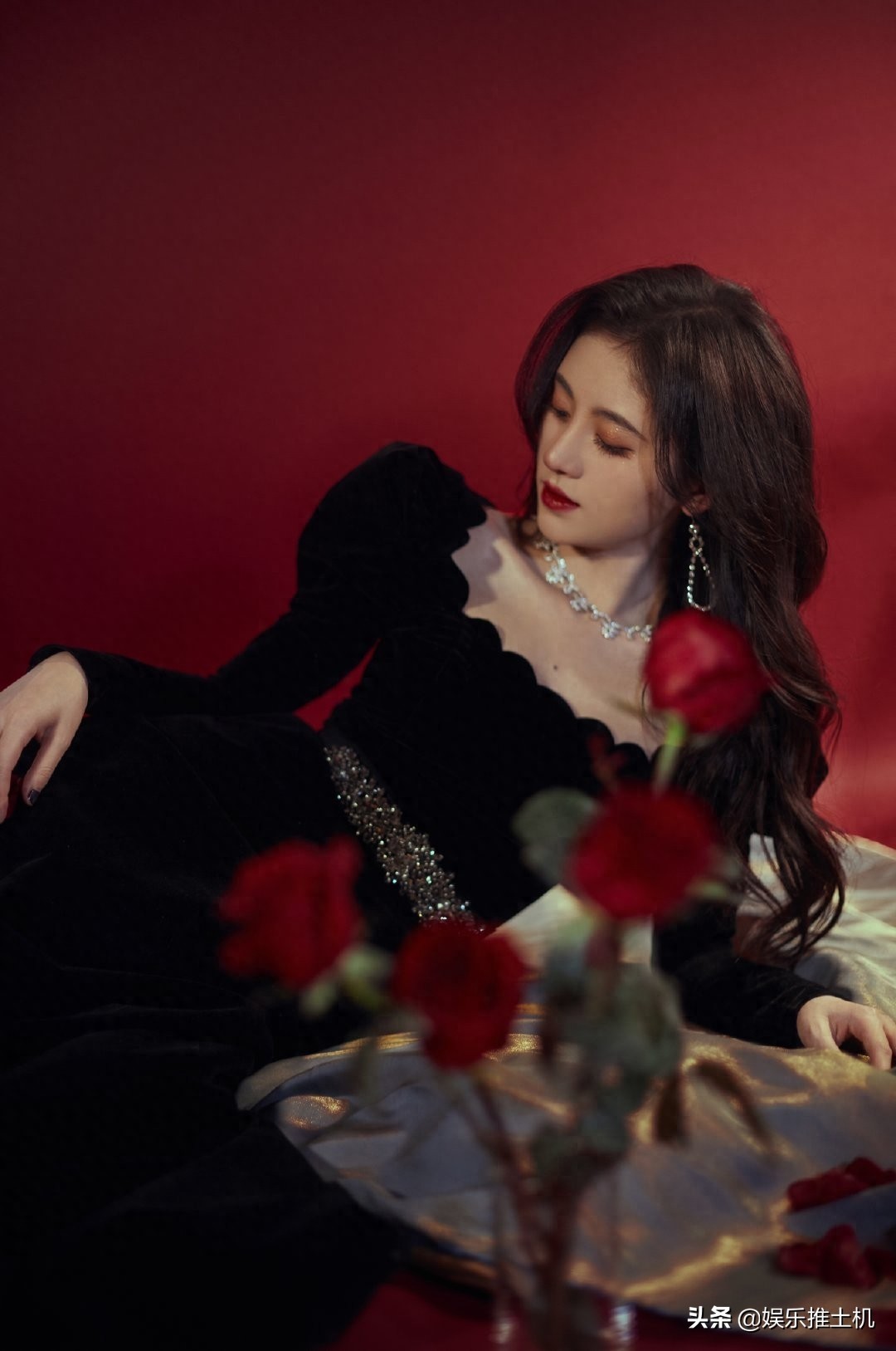 鞠婧祎一身黑色丝绒长裙美丽动人,不愧是中国第一美女!