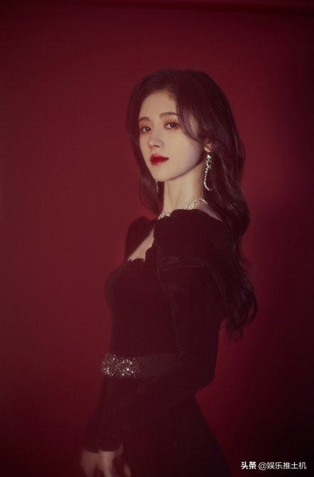 鞠婧祎一身黑色丝绒长裙美丽动人,不愧是中国第一美女!