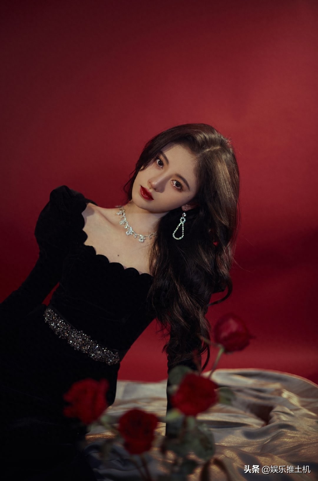 鞠婧祎一身黑色丝绒长裙美丽动人,不愧是中国第一美女!