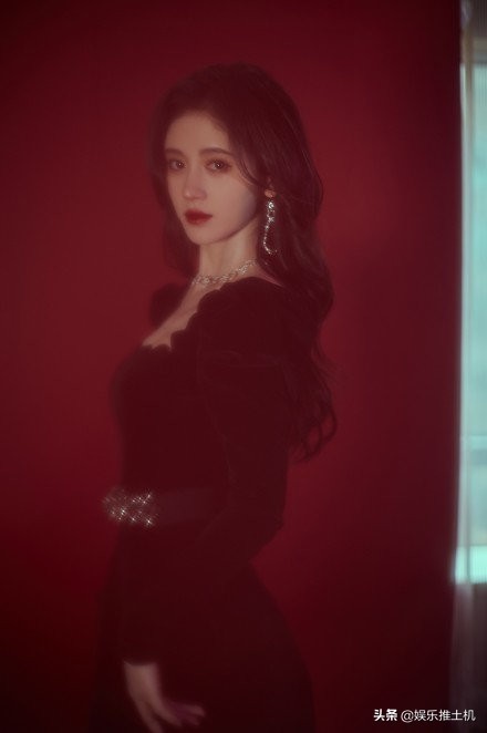 鞠婧祎一身黑色丝绒长裙美丽动人,不愧是中国第一美女!