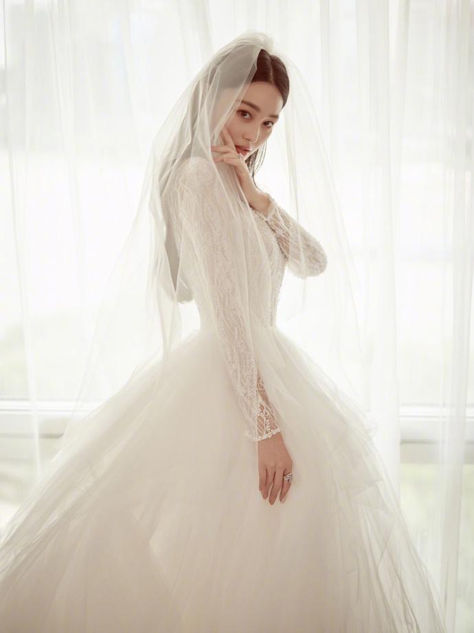 张馨予结婚细节曝光:蹲在地上吃盒饭!被赞接地气很幸福!