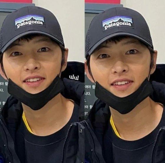 宋仲基离婚后近照曝光,容光焕发精神状态好,开心与粉丝拍照